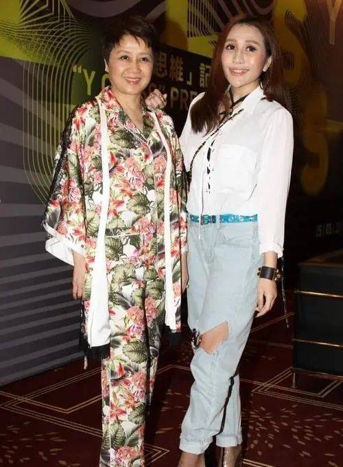 整体 赌王四太不服老,穿那么花的“睡衣”就出门,大红大绿还挺显年轻