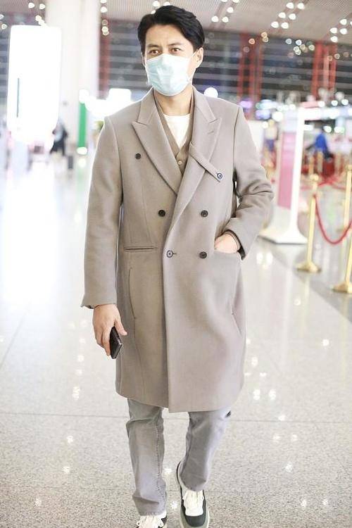 大衣 “老干部”靳东身穿廓形大衣太有范，成熟稳重、干净帅气，超赞