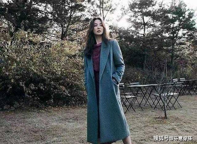 蓝色 宋慧乔越来越年轻，紫色裙配蓝色大衣高级精致，一般人穿不出气质