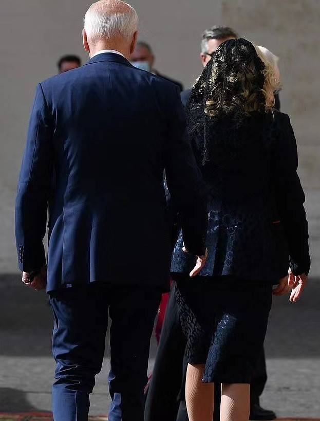 好身材 美国第一夫人首次戴黑纱真优雅！职业装秀出好身材，赢过梅拉尼娅