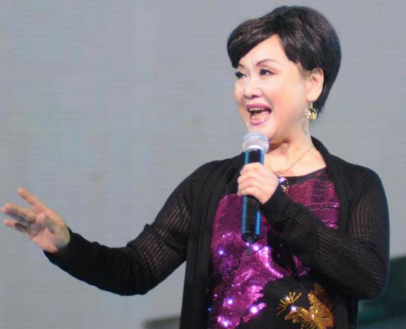 一是一|76岁李谷一再唱《难忘今宵》！精神矍铄状态好，身后撒贝宁太抢镜