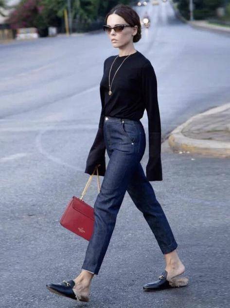 设计 高跟鞋失宠了，今年流行“毛毛鞋”，搭牛仔裤，保暖时髦还很显瘦