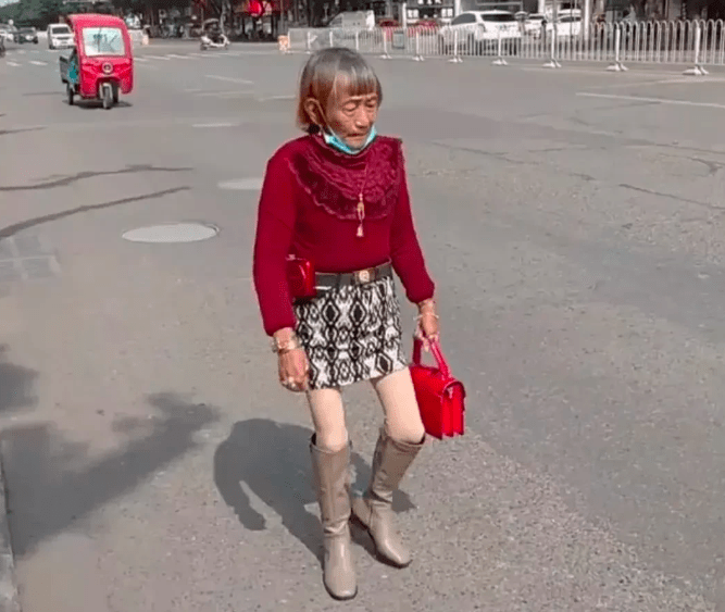 心态 70岁奶奶将衣服穿出少女感，网友甘拜下风：20岁的我都没她潮