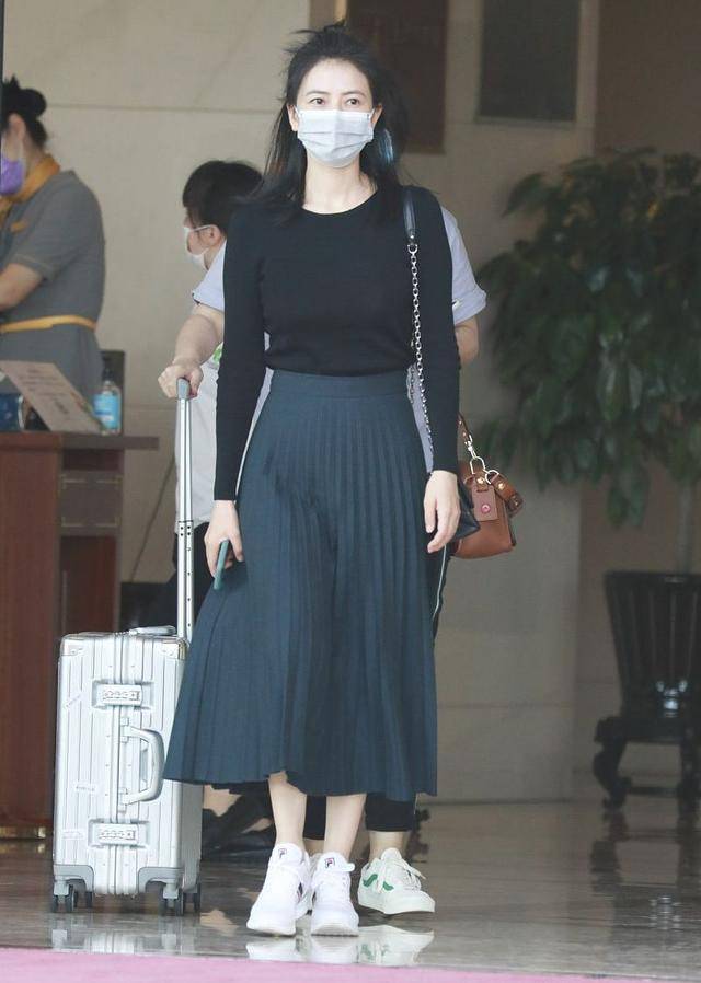 视觉 高圆圆这次把自己穿瘦了!打底衫配百褶裙,小蛮腰身材很有少女感