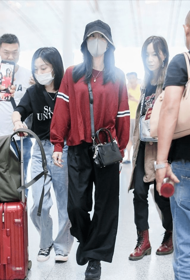 毛衣 张碧晨有当妈的自觉了，穿海军风毛衣挺保暖，不显身材但是挺减龄