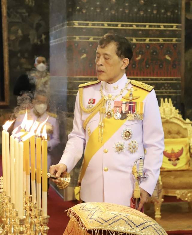 拉隆 69岁泰王带妻妾营业精神好！王后穿宝石蓝变美太多，贵妃孤独入座