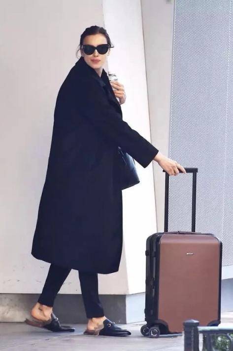 设计 高跟鞋失宠了，今年流行“毛毛鞋”，搭牛仔裤，保暖时髦还很显瘦