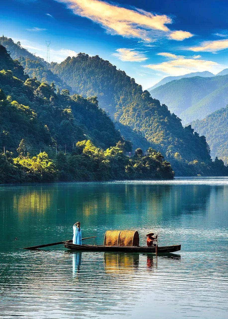 泛舟其中,似驾祥云,遨游仙境,其雾时移时凝,使人心旷神怡,流连忘返.