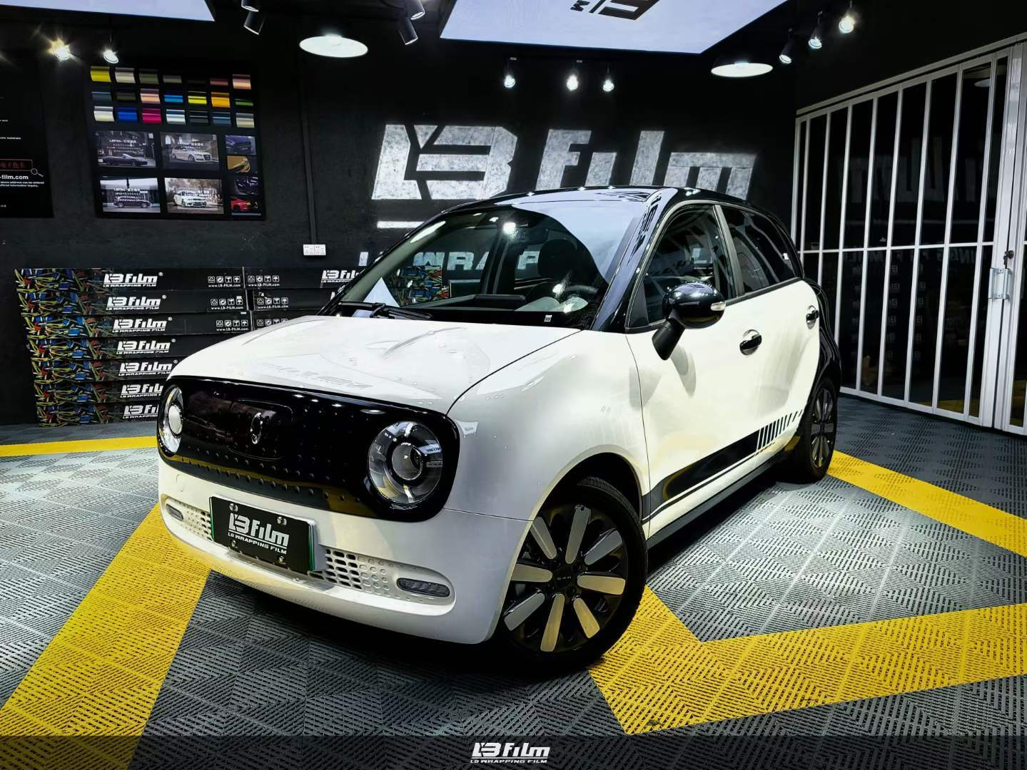 欧拉黑猫汽车lb改色膜黑白双拼加拉花