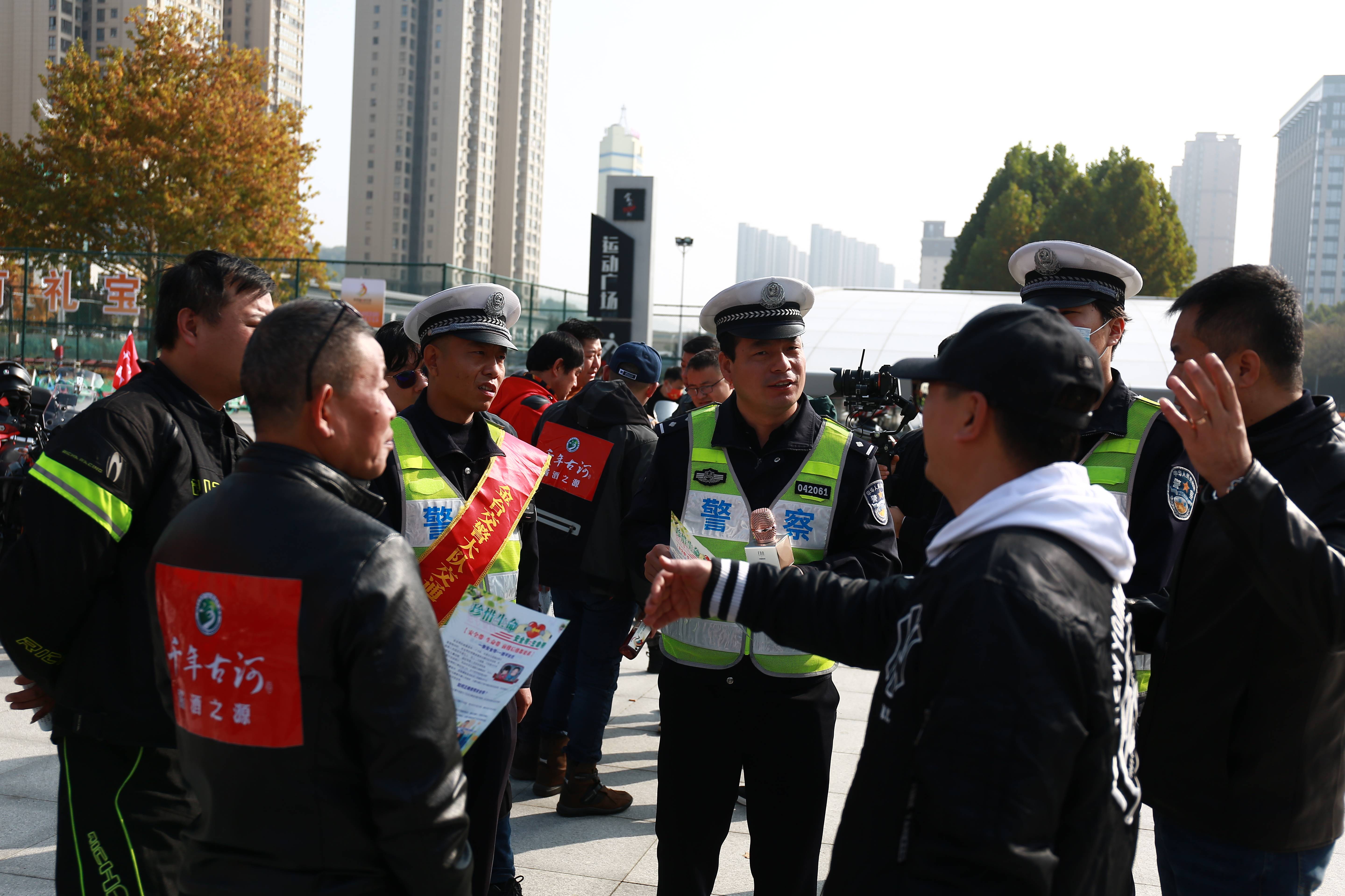 头马|宝鸡一企业开展“道路安全你我行”巡游活动