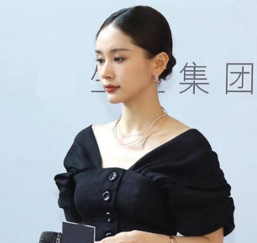 设计 王子文也太瘦了，穿深V礼裙优雅又温柔，堪称完美身材比例