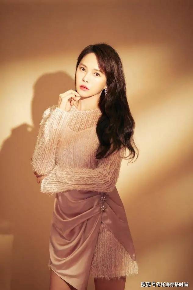 花衣服 女人50岁后，少穿花衣服，最好多穿这3种“颜色”，显白显气质