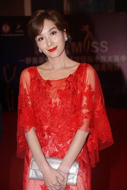身材 杨恭如难逃“老年瘦”,清瘦身材撑不起红裙,美貌还在但气质减分