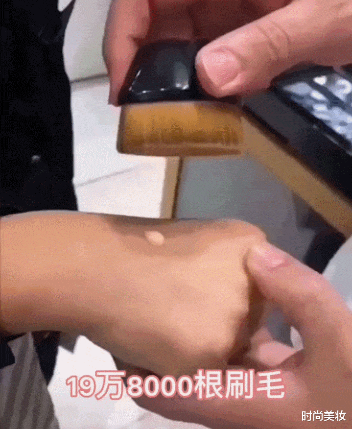 毛孔人送外号“卡粉男孩”的他，再次浓妆出镜，网友：这满脸的坑