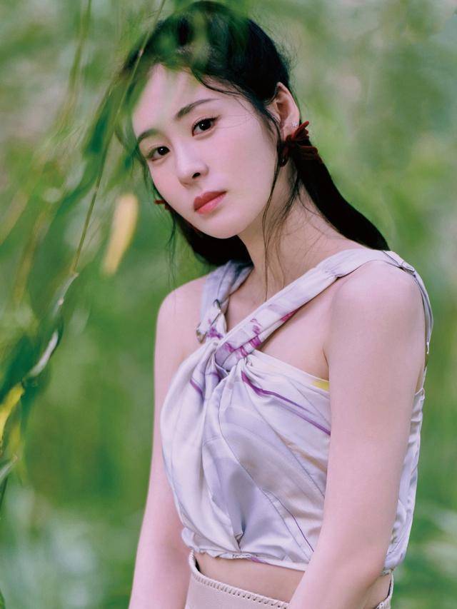 身材 张碧晨咋瘦成这样了？上身只穿个小吊带就出镜，身材骨感让人心疼