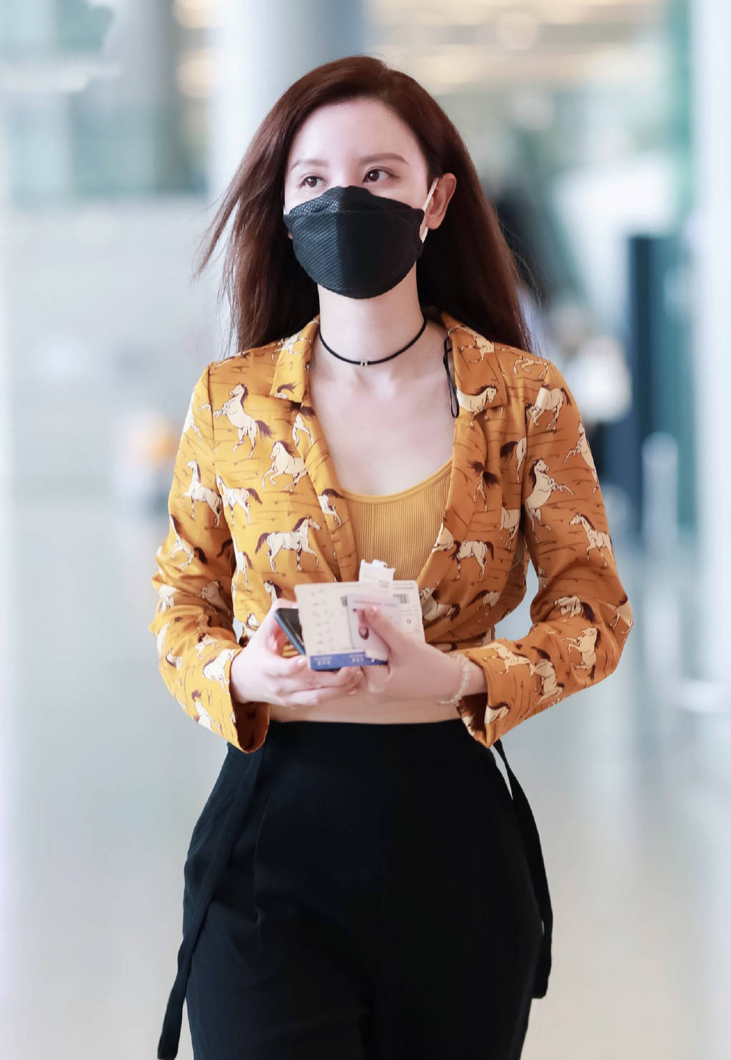 计划 张萌是来机场走秀吗？小马衬衫打个结，配阔腿背带裤大秀小蛮腰