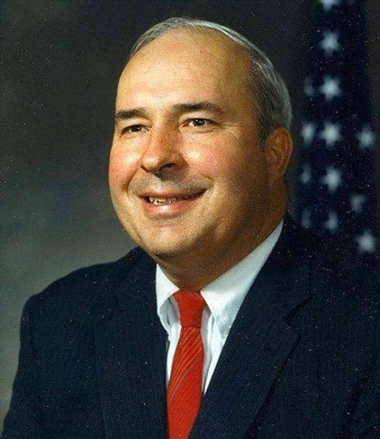 47岁的罗伯特"巴德·德怀尔(robert budd dwyer)曾担任宾夕法