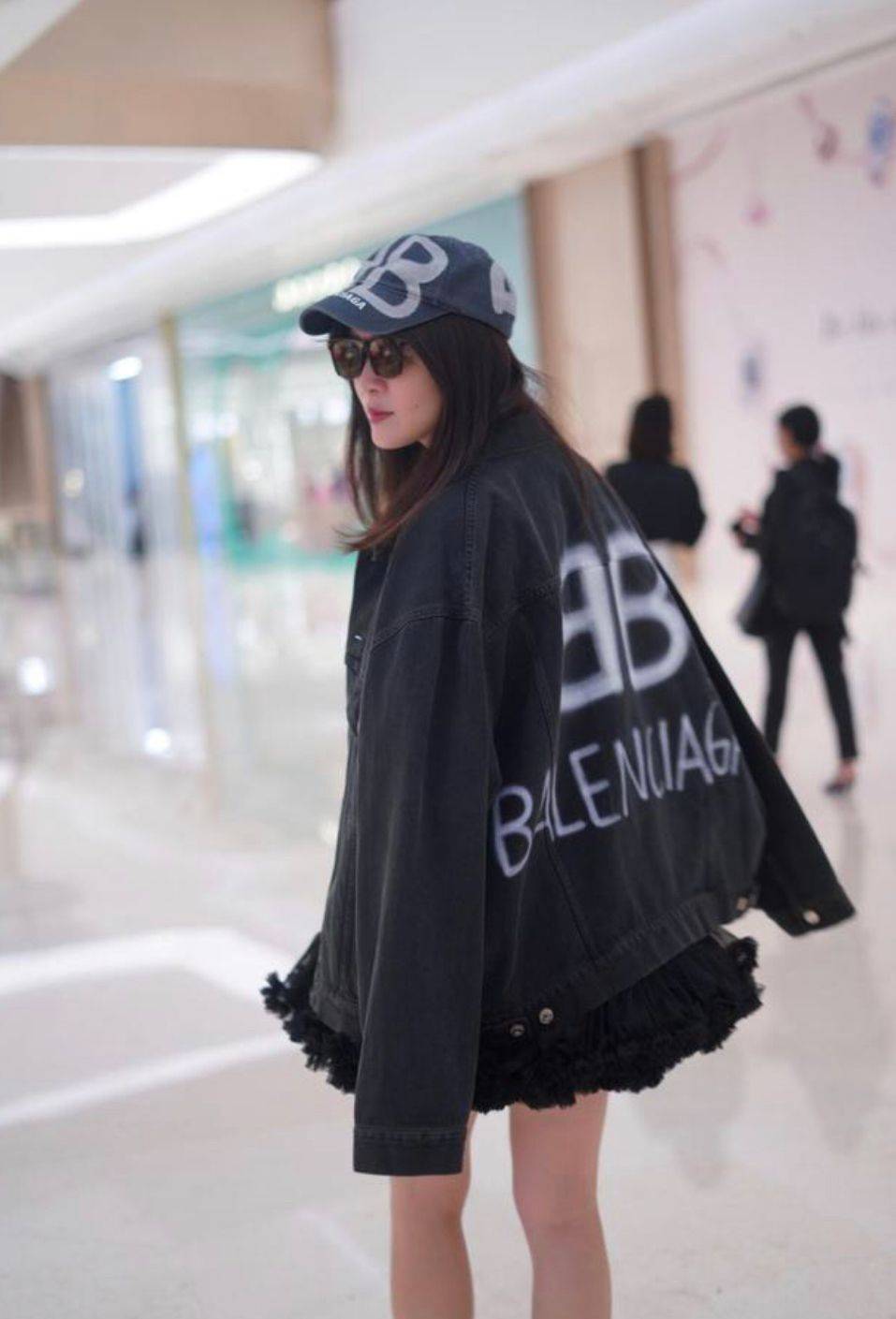 短裙 田海蓉才不服老，牛仔衣不好好穿就算了，10几度光腿穿短裙真厉害