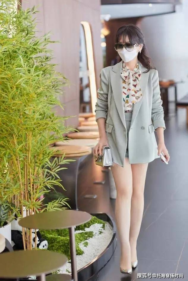 花衣服 女人50岁后，少穿花衣服，最好多穿这3种“颜色”，显白显气质