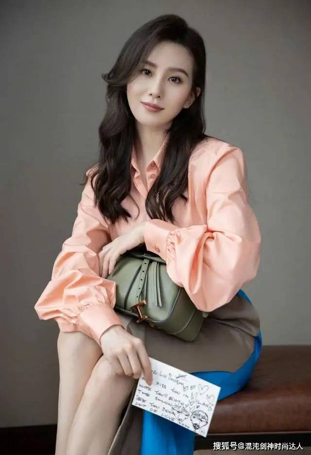 面部打扮看起来&quot;贵气&quot;的女人，基本会有这5个特征，气质很重要