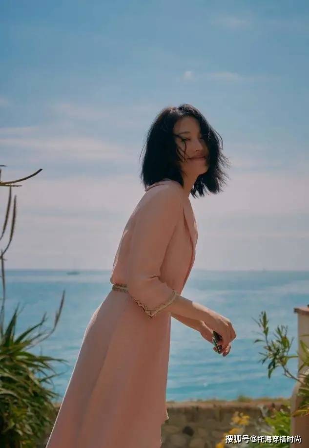 花衣服 女人50岁后，少穿花衣服，最好多穿这3种“颜色”，显白显气质