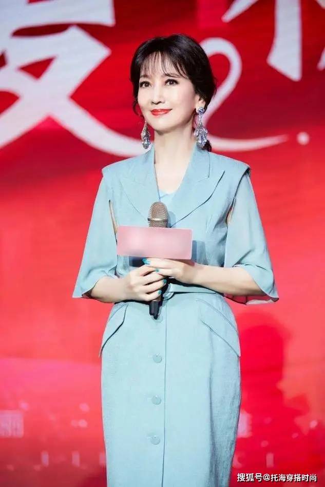 花衣服 女人50岁后，少穿花衣服，最好多穿这3种“颜色”，显白显气质