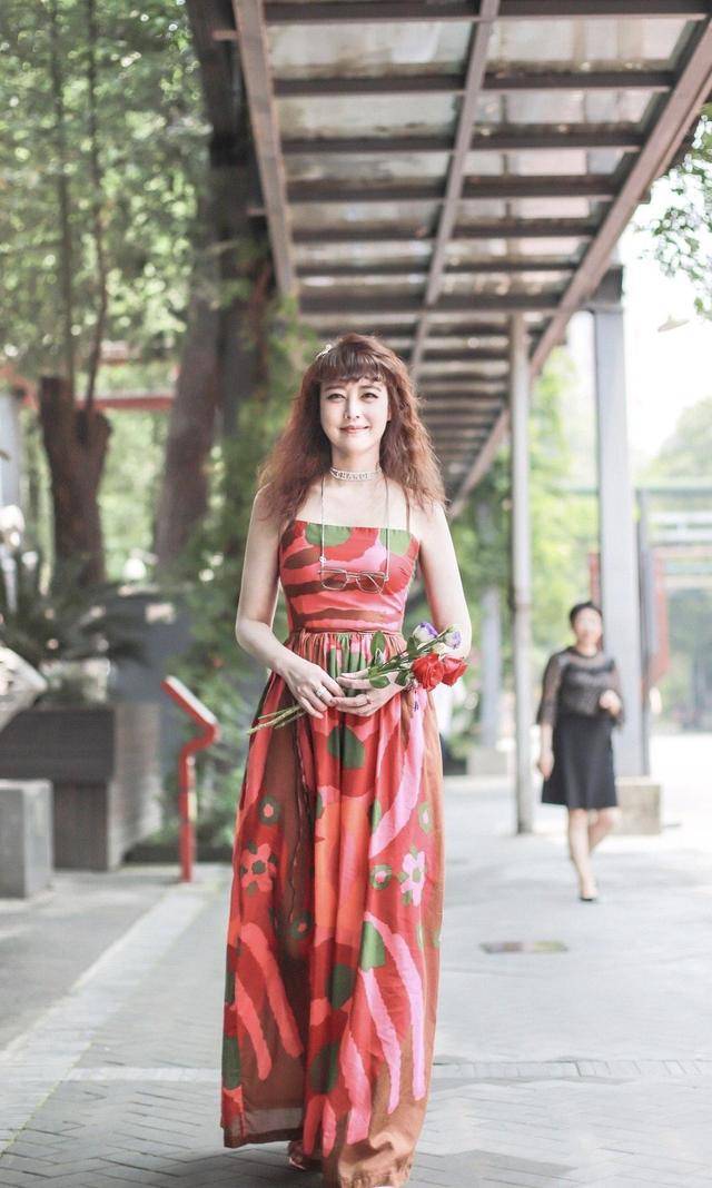 周海媚 53岁周海媚人老心不老！穿白色卫衣，扎高马尾青春靓丽，元气十足