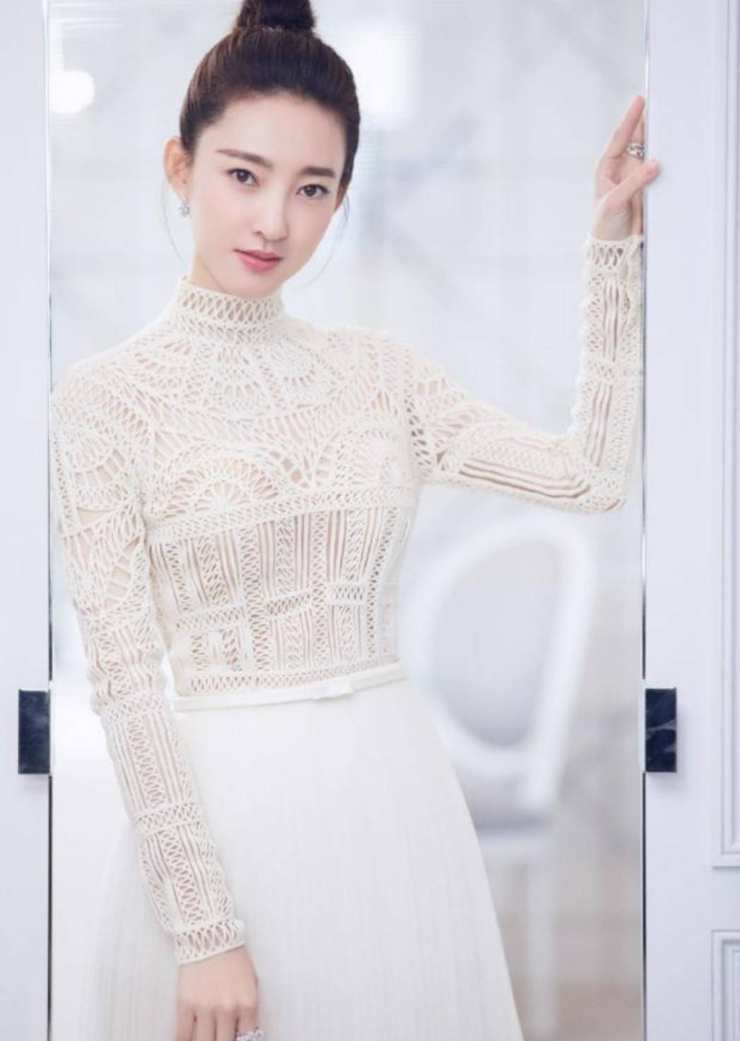 设计 王丽坤也太瘦了，穿紧身的高领裙装，浑身上下没有一丝多余的赘肉