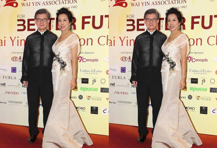 显得 朱玲玲和现任老公“难得同框”，穿柔纱裙太显气质，不亏是前港姐