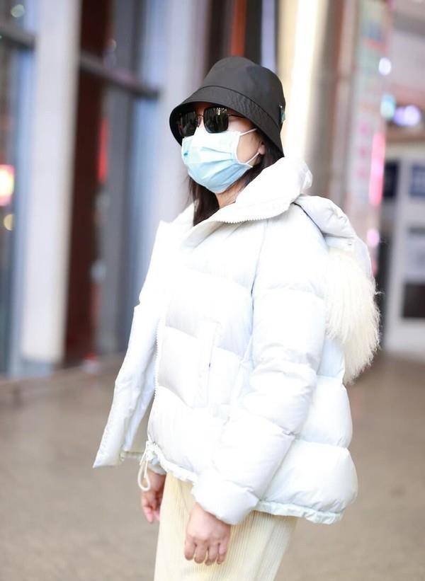 闫妮 闫妮仗着自己瘦了就随便穿,这么肥大的裤子也穿出门,还挺适合的