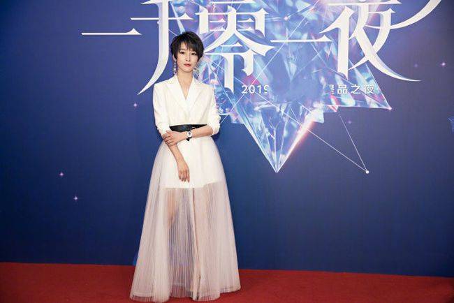 吴京 女明星低调出行，穿卫衣配长靴狂秀纤细美腿，时尚感满满