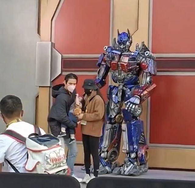 郭碧婷|向佐一家逛环球影城，cora在爸爸怀里熟睡，郭碧婷身形变圆润