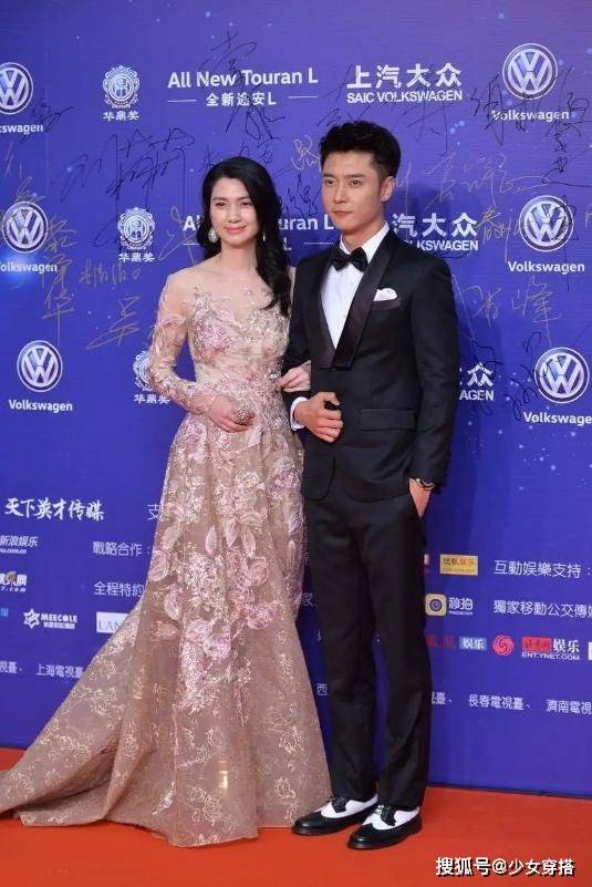 长袖 洪欣携老公高调走机场,穿白色长袖T恤配裤裙,终于像同龄人了