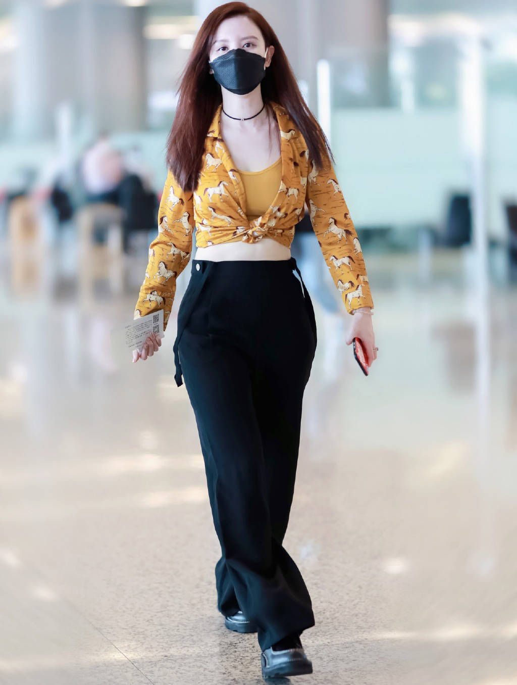 计划 张萌是来机场走秀吗？小马衬衫打个结，配阔腿背带裤大秀小蛮腰