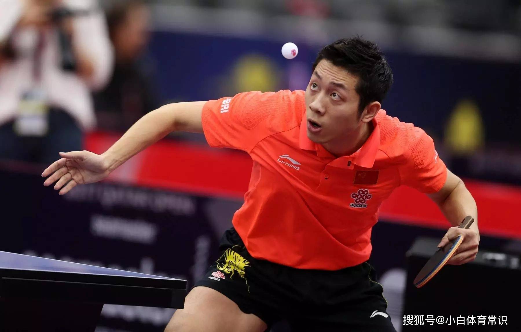 国乒大蟒荣获新身份,许昕亮相上海大学成客座教授,被大学生围观_比赛