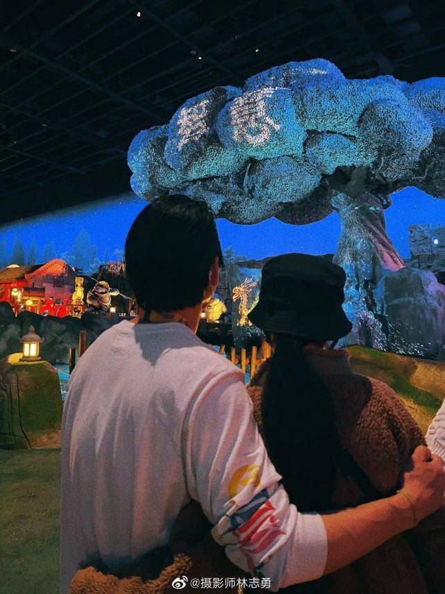 郭碧婷|向佐一家逛环球影城，cora在爸爸怀里熟睡，郭碧婷身形变圆润