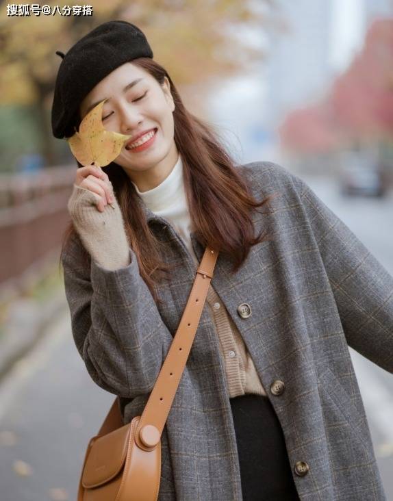 个性 今年的博主终于怕冷，都在穿格纹大衣配靴子，小个子女生也能驾驭