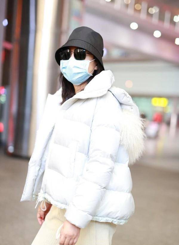 闫妮 闫妮仗着自己瘦了就随便穿,这么肥大的裤子也穿出门,还挺适合的