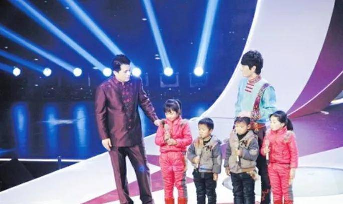 女神|好歌手云飞：6登央视春晚，娶“古典女神”美娇妻，为人低调朴素