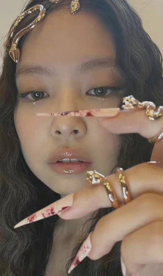金智妮|Jennie美杜莎造型曝光，万圣节装扮好有感觉，cos的还原吗