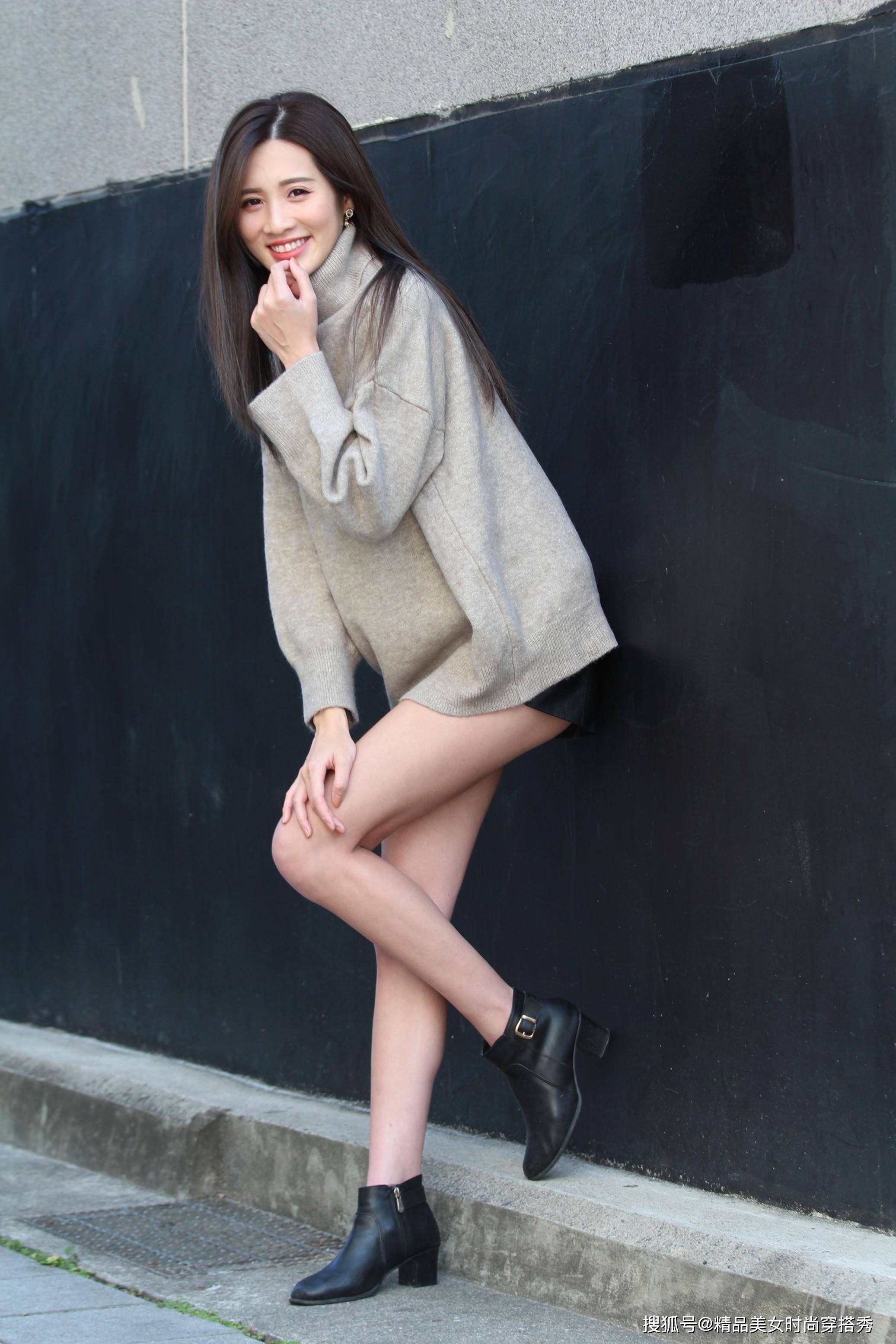 冬日 奶奶灰的针织毛衫,下搭黑色皮短裤,再挑一双高跟鞋,高挑又迷人