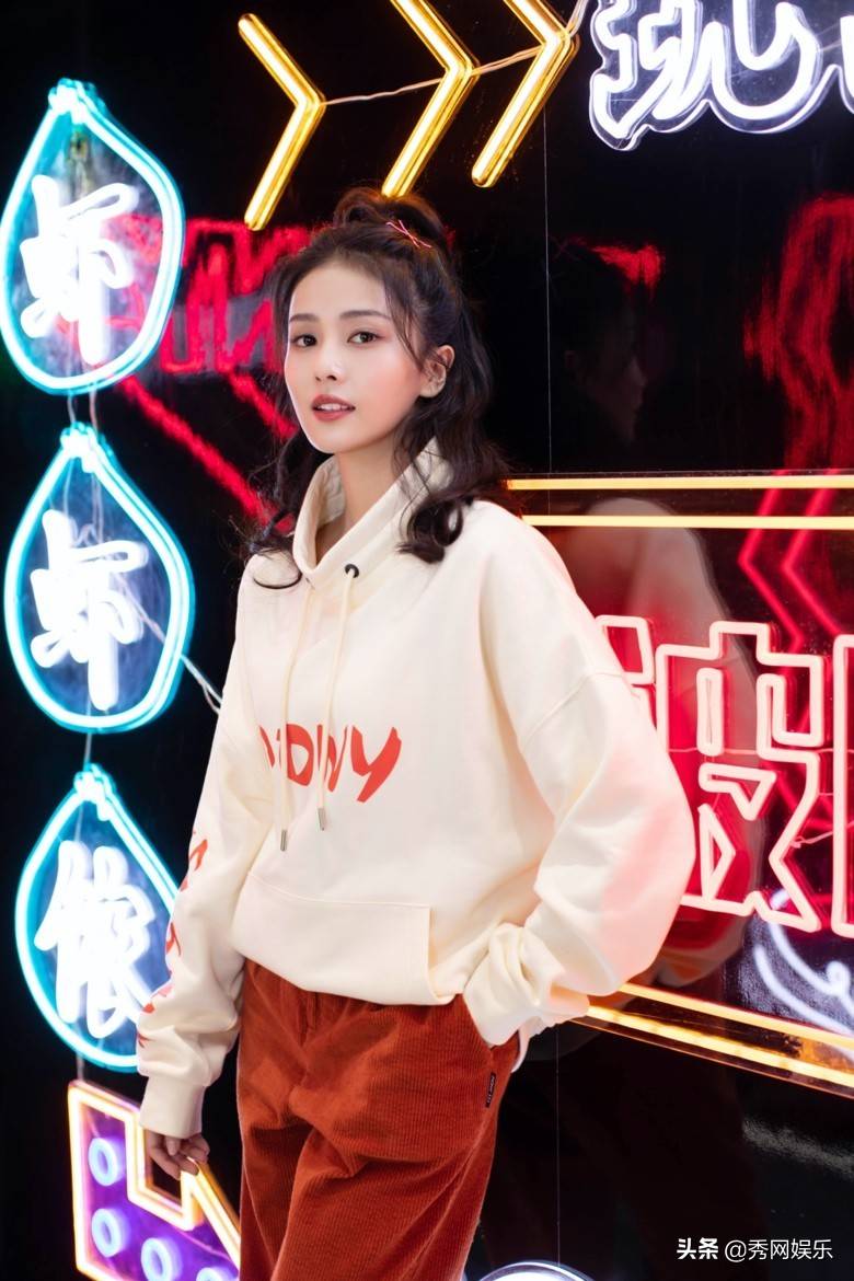 来福士 与PONY一起玩点没玩过的 品牌代言人白鹿现身上海助阵开业现场