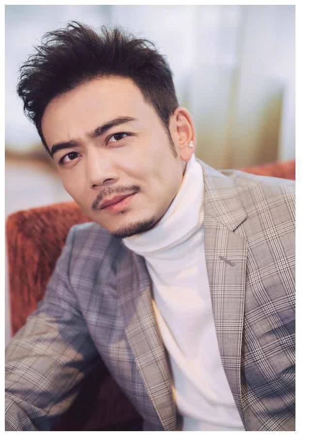 原创好老公人设崩了杨烁被曝和富家女泡温泉开着300万豪车回家