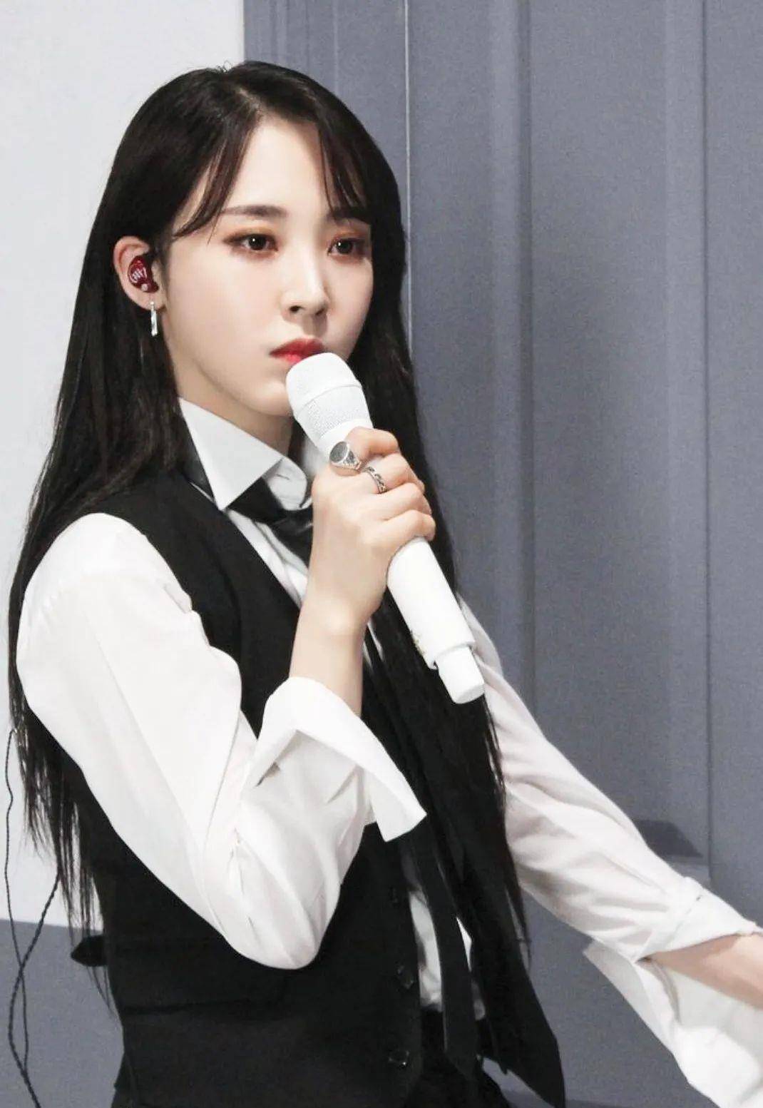 金发抄袭Lisa“太妹头”的佟丽娅一夜刷爆几亿播放量？内娱女爱豆都看跪了！