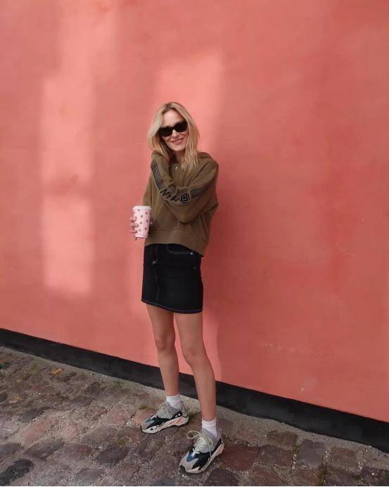 全黑 贴身的紧身小黑裤、打底裤等，削弱羽绒服的臃肿感，给人高挑纤瘦的感觉