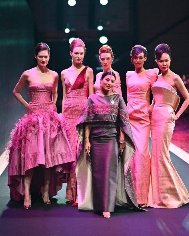 带感 泰国神兽公主的新衣好美!裹斗篷披风走路贼带感,窄腰长腿更吸睛