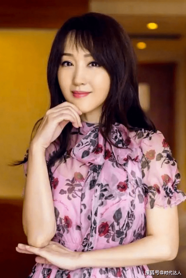 杨钰莹又任性装嫩,穿粉色印花连衣裙配初恋头,嫩成24岁