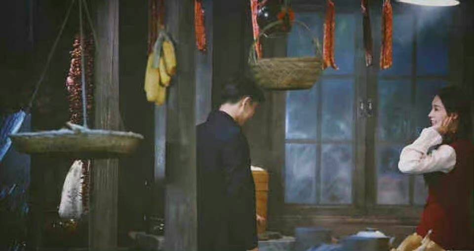 年代 任嘉伦李沁《请君》对视路透，这究竟是年代片还是穿搭教学？
