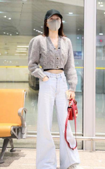 女王 秦岚不愧是穿搭女王，风格尽显青春活力，简直不要太吸睛