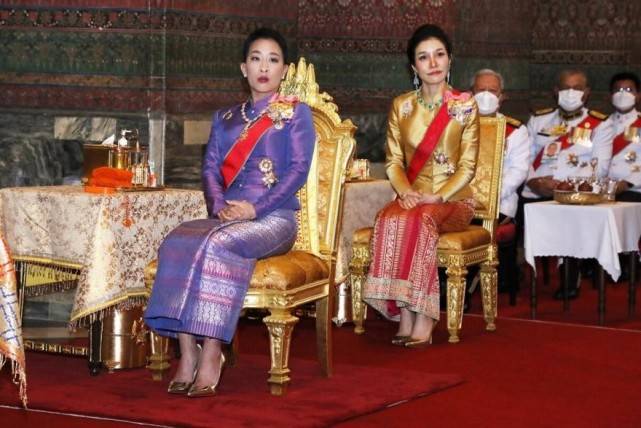 身材诗妮娜歪头卖萌摆pose！金衫配红裙轻松艳压苏提达，可惜脸垮得严重